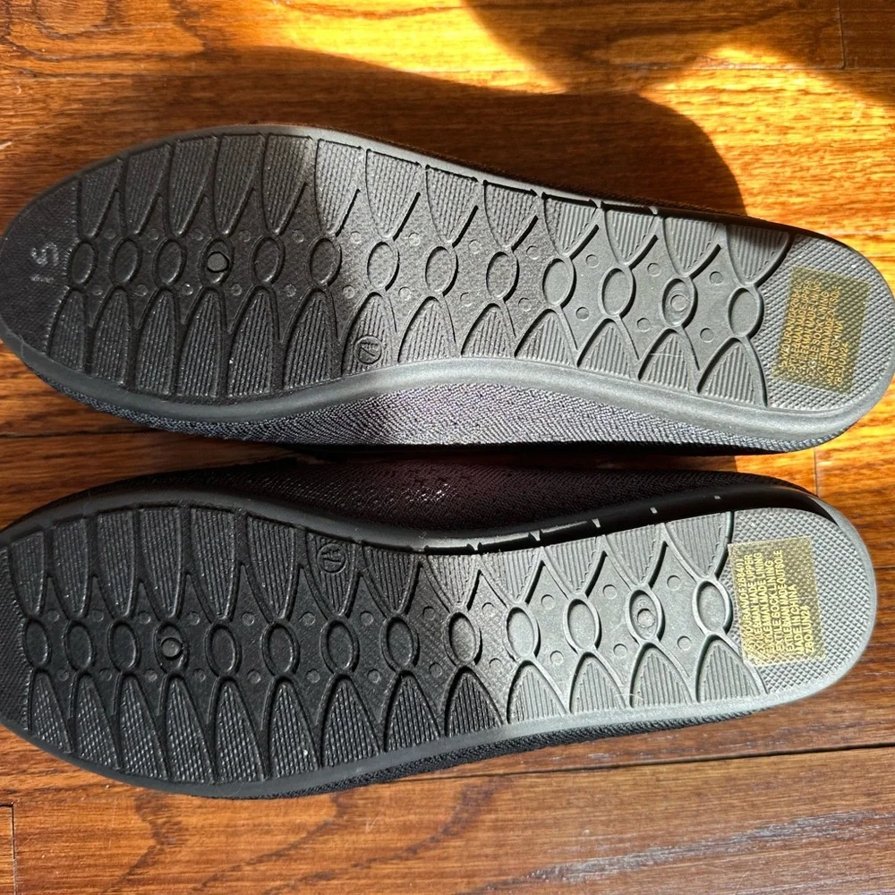 Daisy Fuentes Black Loafers with Textured Design